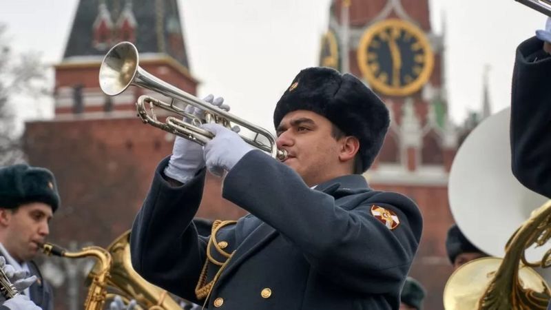 Циркачі і музиканти. Навіщо Росія так посилює свої війська в Україні