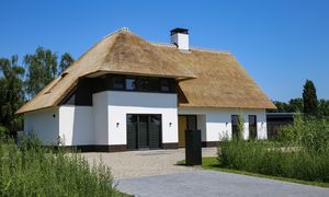 Chcesz mieszkać sielsko, anielsko? Postaw na strzechę na dachu