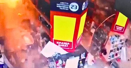 Ukraińcy przyszli zrobić zakupy. Moment ataku Rosjan na sklep w Charkowie