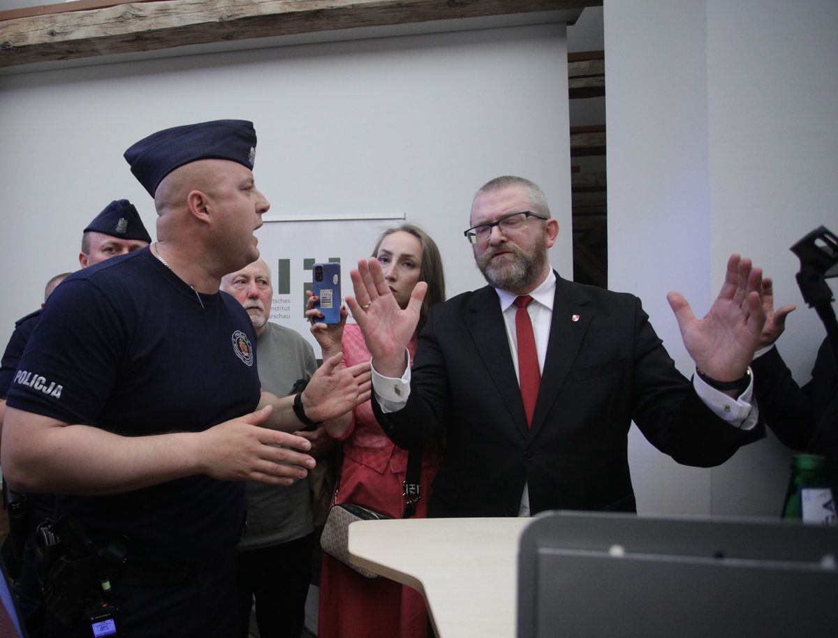 Poseł Konferderacji Grzegorz Braun przerwał wykład  o Holokauście prof. Jana Grabowskiego  