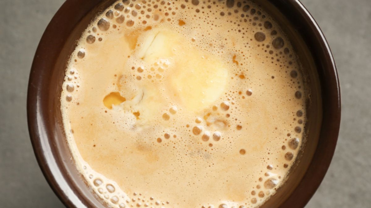 Kawa kuloodporna to napój łączący kawę z masłem i olejem