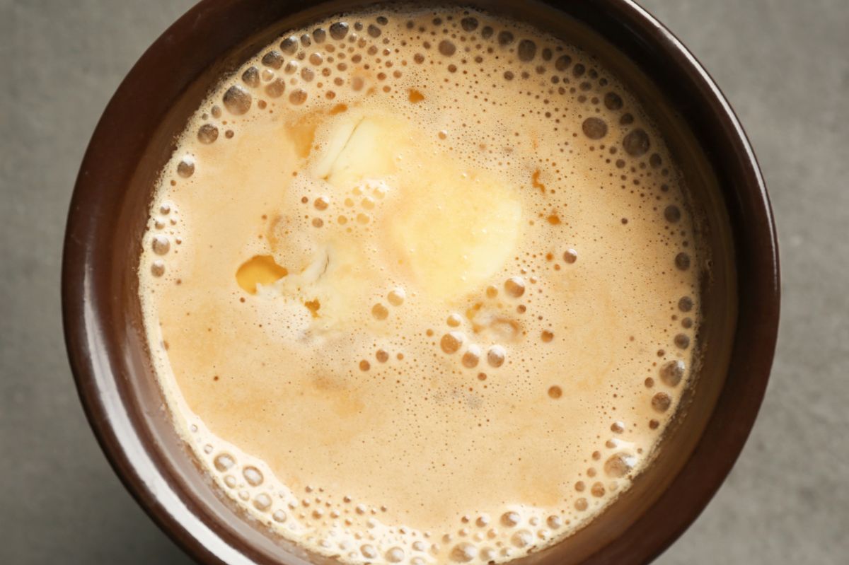 Kawa kuloodporna to napój łączący kawę z masłem i olejem