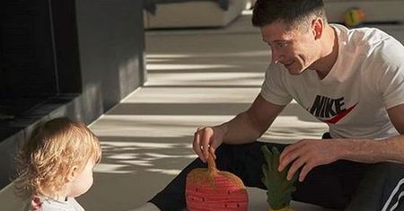 Robert Lewandowski pozuje z córką, a fani zachwycają się... dziurawą skarpetką dziewczynki: "To też NORMALNI LUDZIE!"