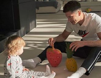 Robert Lewandowski pozuje z córką, a fani zachwycają się... dziurawą skarpetką dziewczynki: "To też NORMALNI LUDZIE!"