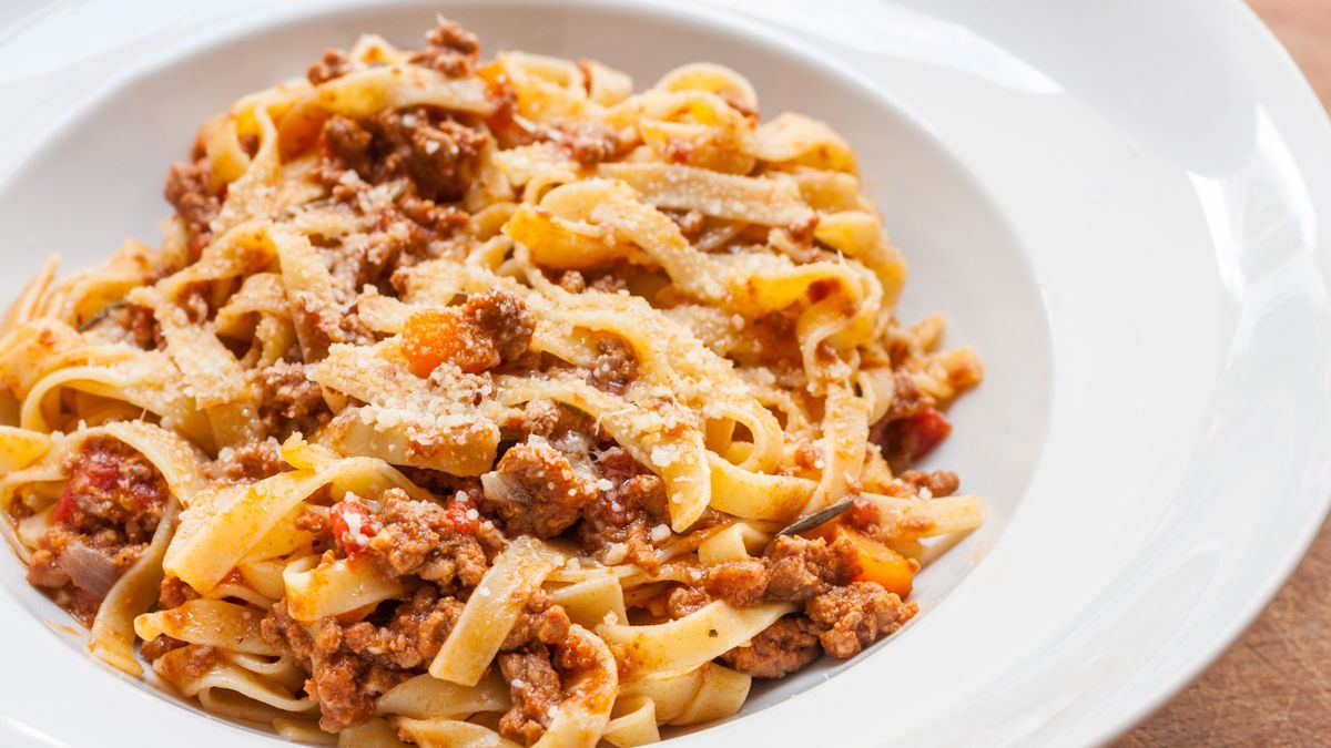 Ragu bolognese podaje się z makaronem tagliatelle