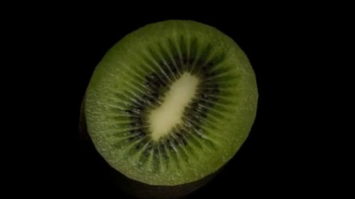 Większość z nas je kiwi bez skórki 