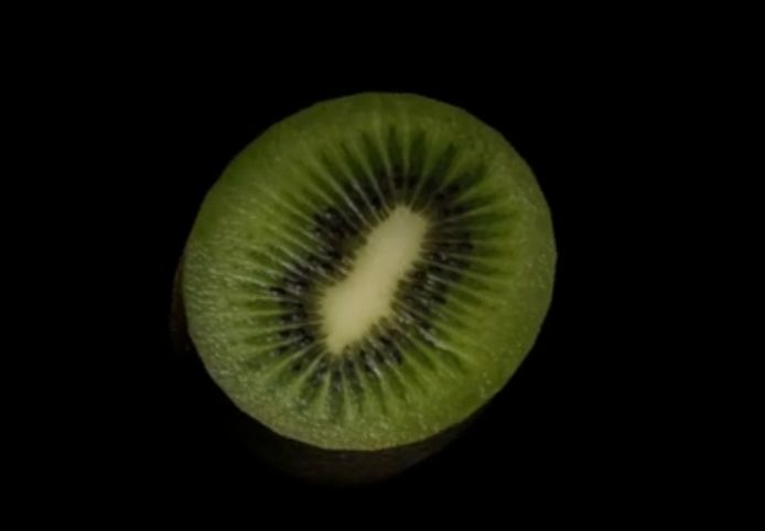 Co się stanie, gdy zjesz kiwi ze skórką? (WIDEO)