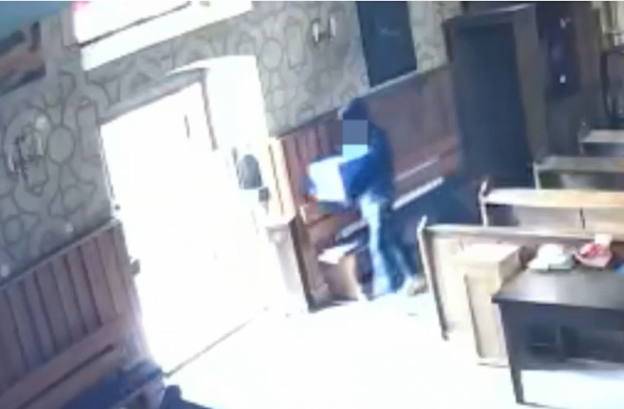 Ksiądz zauważył go na monitoringu. 23-latek ukrył się na polu truskawek