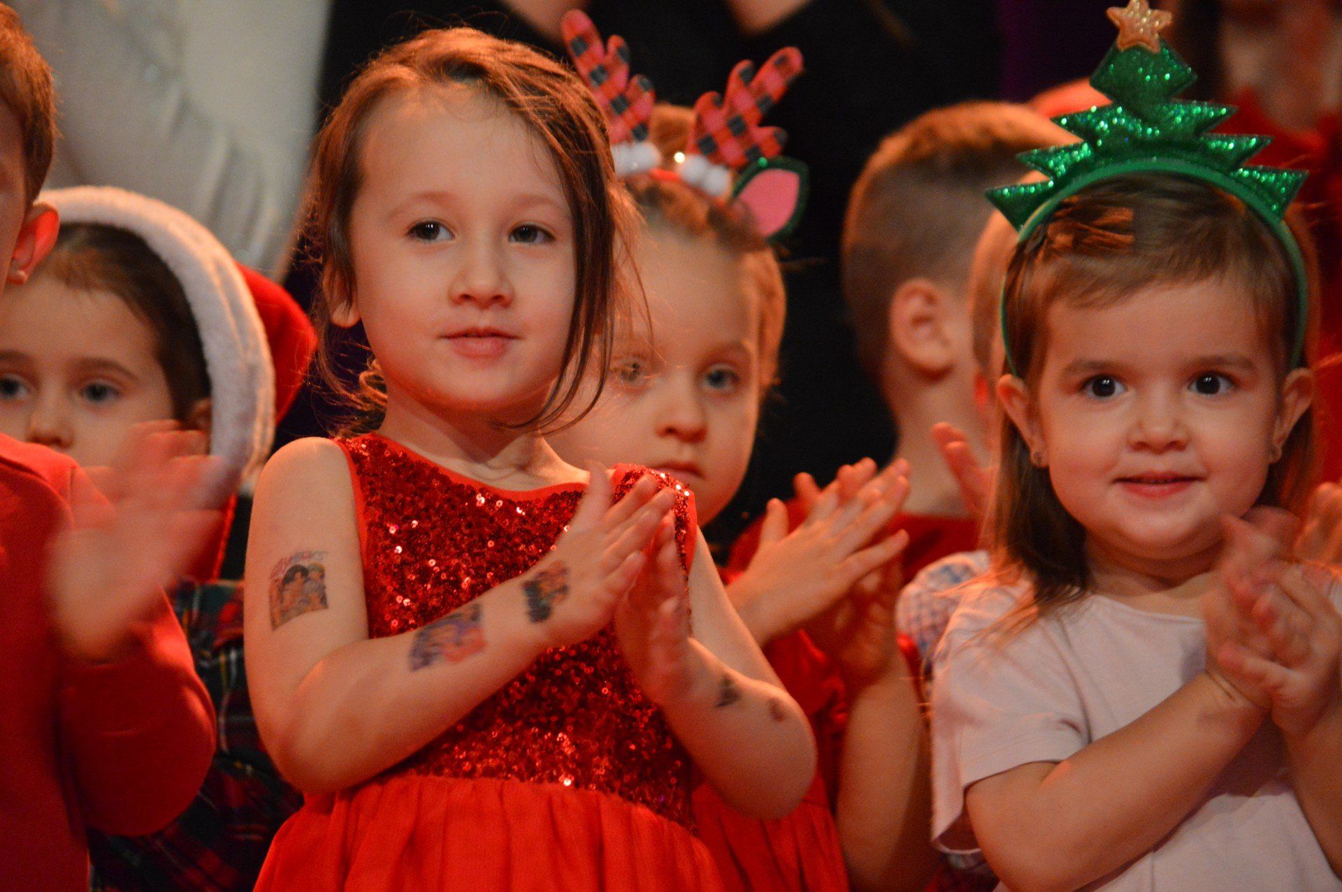 Świąteczny kiermasz charytatywny niepublicznej Szkoły Podstawowej i Akademii Przedszkolaka &#34;Jabłuszko&#34; w Bełchatowie&#34;