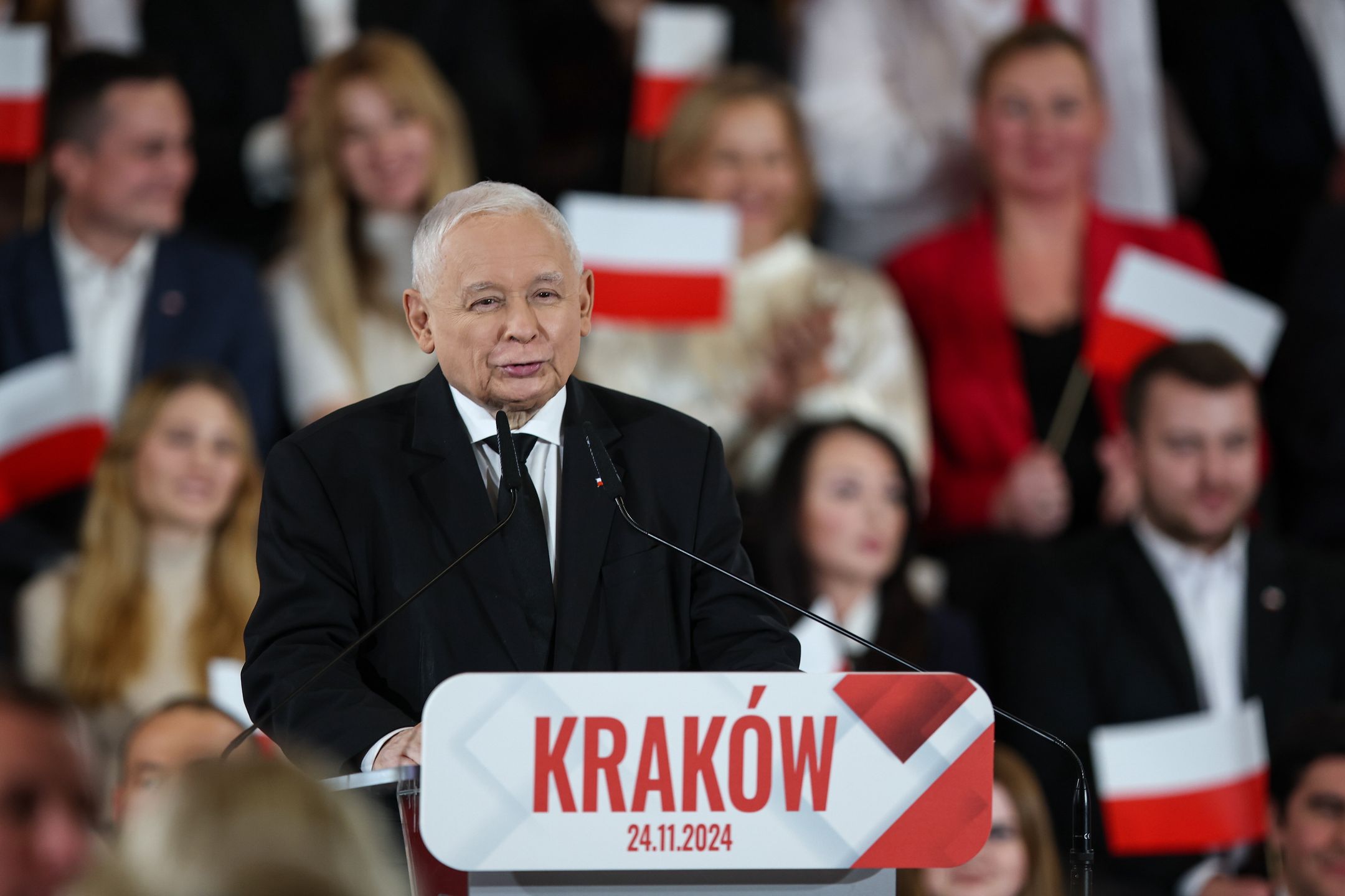 Kraków, 24.11.2024. Prezes PiS Jarosław Kaczyński podczas konwencji Prawa i Sprawiedliwości w hali "Sokół" w Krakowie, 24 bm. Komitet Obywatelski ogłosił prezesa IPN Karola Nawrockiego kandydatem na prezydenta RP. (jm) PAP/Łukasz Gągulski