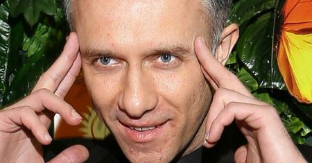 Łukasz Płoszajski nadal walczy z "kryzysem męskości" i WYŚMIEWA POMOC PSYCHOLOGICZNĄ: "Mężczyźni na dietach, u kosmetyczek, u psychologów..."