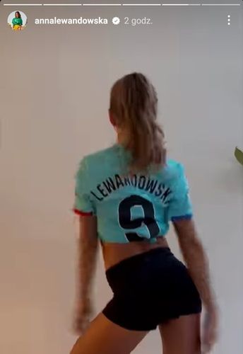 Na zdjęciu: Anna Lewandowska prezentuje swoją koszulkę