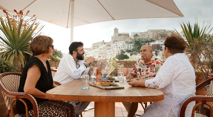 Szaleństwo imprez i raj. Historia Ibizy.