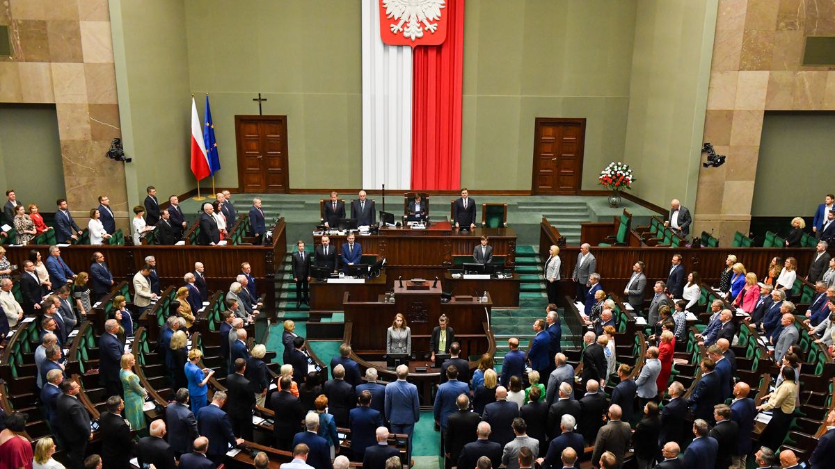 Warszawa, 13.07.2023. Posłowie na sali obrad Sejmu w Warszawie, 13 bm. Sejm przez aklamację przyjął uchwałę w sprawie oddania hołdu mieszkańcom polskich wsi w 80. rocznicę niemieckiego mordu w Michniowie. (jm) PAP/Piotr Nowak