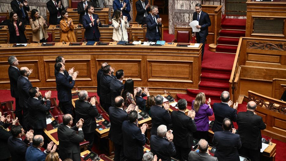 Członkowie greckiego rządu oklaskują greckiego premiera Kyriakosa Mitsotakisa po jego przemówieniu podczas debaty w greckim parlamencie w sprawie ustawy o małżeństwach osób tej samej płci 