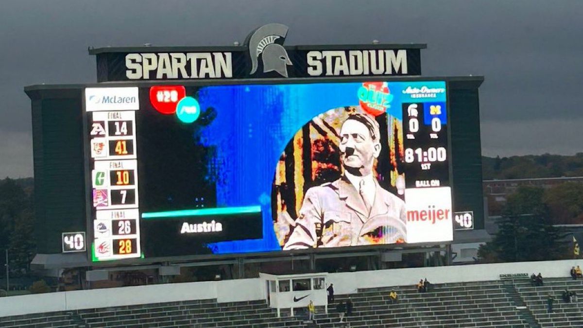 Zdjęcie okładkowe artykułu: Twitter / College Football Report / Na zdjęciu: zdjęcie Adolfa Hitlera na telebimie