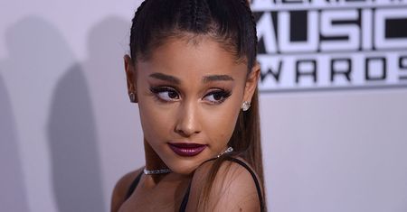 Wysoki kucyk w stylu Ariany Grande. Wypróbuj błyskawiczną fryzurę podkreślającą urodę