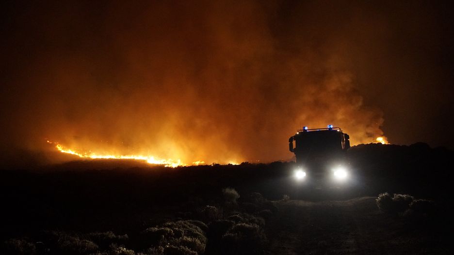 A handout photo made available by the Military Emergency Unit (UME) shows UME members working to extinguish the forest fire in Arafo-Candelaria, Tenerife, Canary Islands, Spain, 21 August 2023. The forest fire declared on 15 August occupies 12,813 hectares and 90 kilometers of perimeter and has forced around 12,000 people to evacuate their homes. EPA/MILITARY EMERGENCY UNIT / HANDOUT HANDOUT EDITORIAL USE ONLY/NO SALES Dostawca: PAP/EPA.