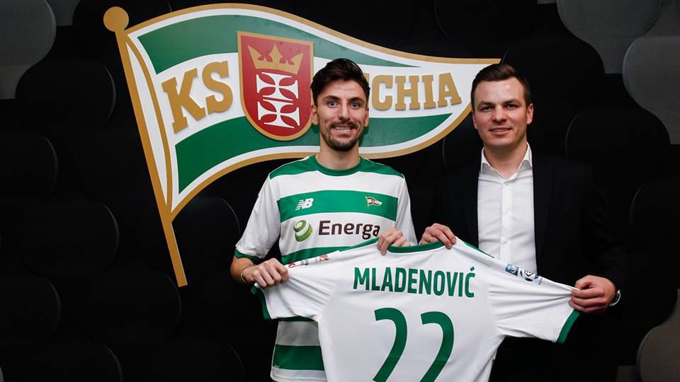 Materiały prasowe / Lechia Gdańsk / Na zdjęciu: Filip Mladenović (z lewej) po podpisaniu kontraktu w Lechii 