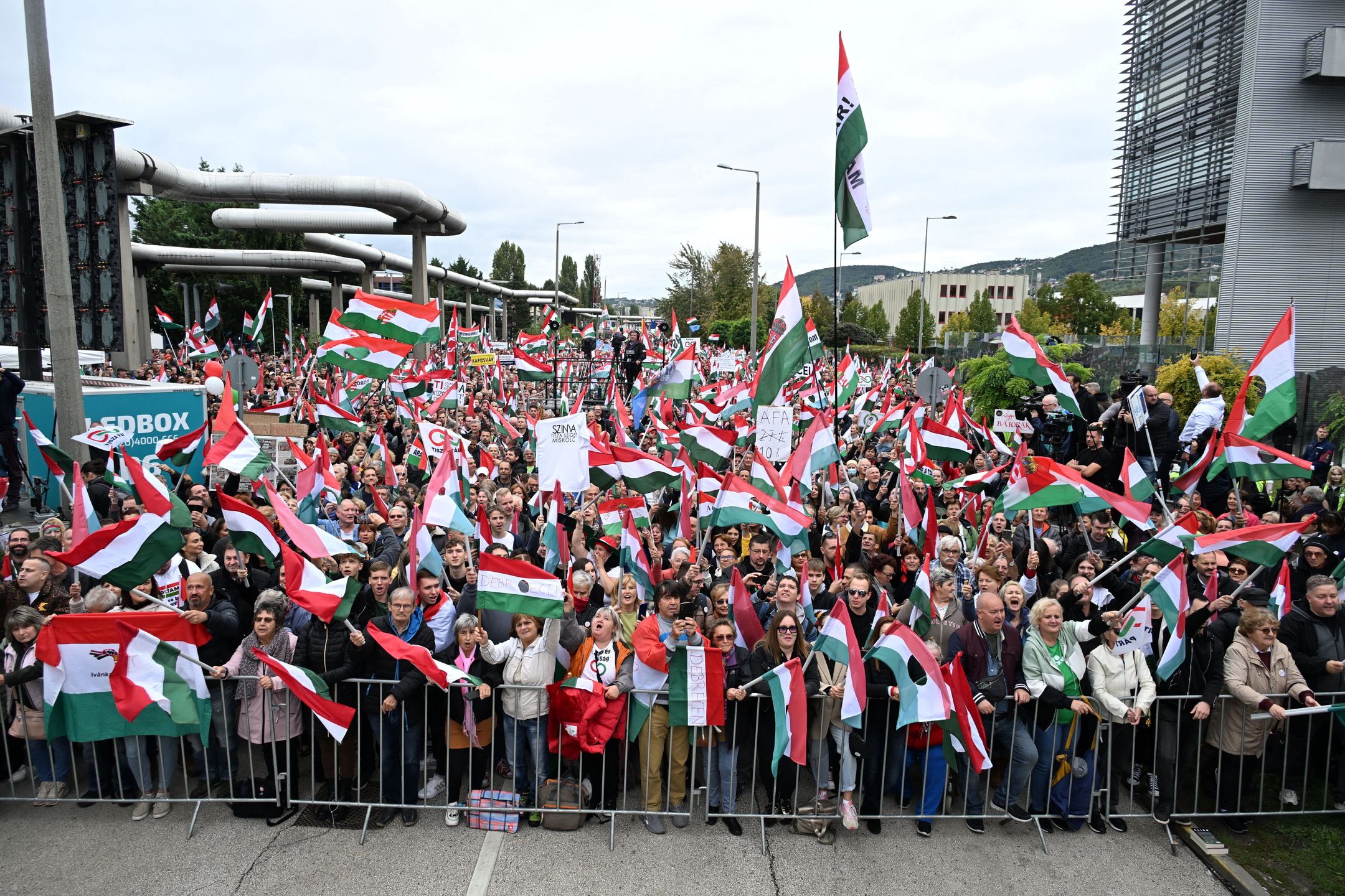 Participants wave national flags during a demonstration organised by the Hungarian opposition Tisza Party against public media at the MTVA headquarters in Budapest, Hungary, 05 October 2024. EPA/SZILARD KOSZTICSAK HUNGARY OUT Dostawca: PAP/EPA.