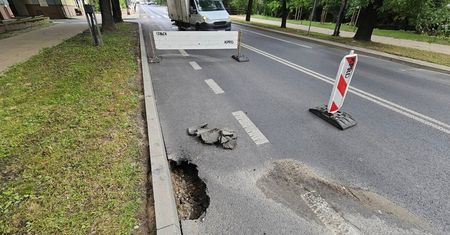 Zapadła się jezdnia w centrum Lublina. Ograniczenie prędkości do 30 km/h, ulica zwężona do jednego pasa