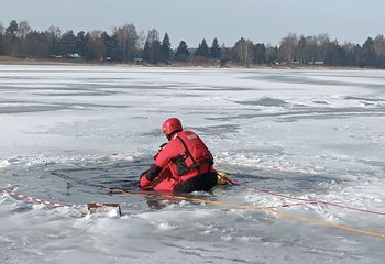 Wpadł pod lód na Jeziorze Strzeszyńskim. Wędkarz ruszył na pomoc