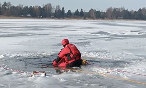 Wpadł pod lód na Jeziorze Strzeszyńskim. Wędkarz ruszył na pomoc