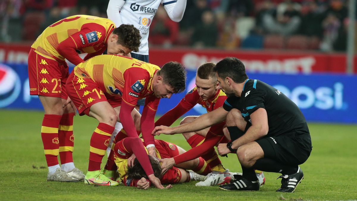 PAP / Zbigniew Meissner / Miłosz Matysik leży po zderzeniu głową z rywalem w meczu PKO Ekstraklasy Górnik Zabrze - Jagiellonia Białystok