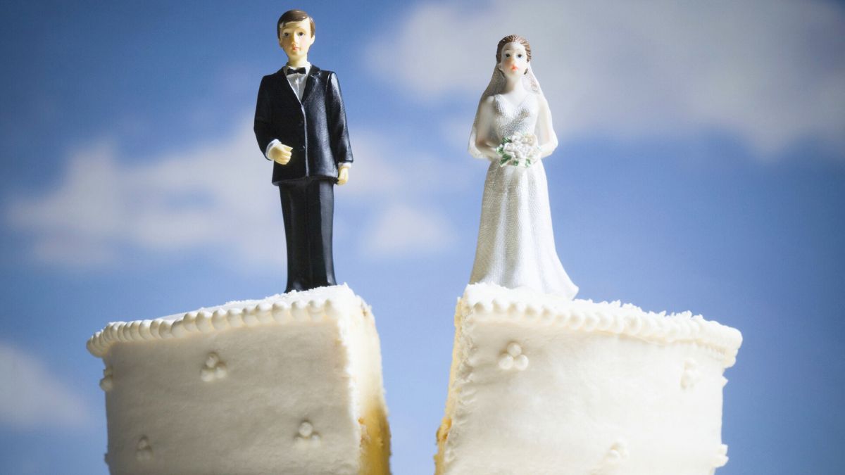 Figurki państwa młodych na torcie