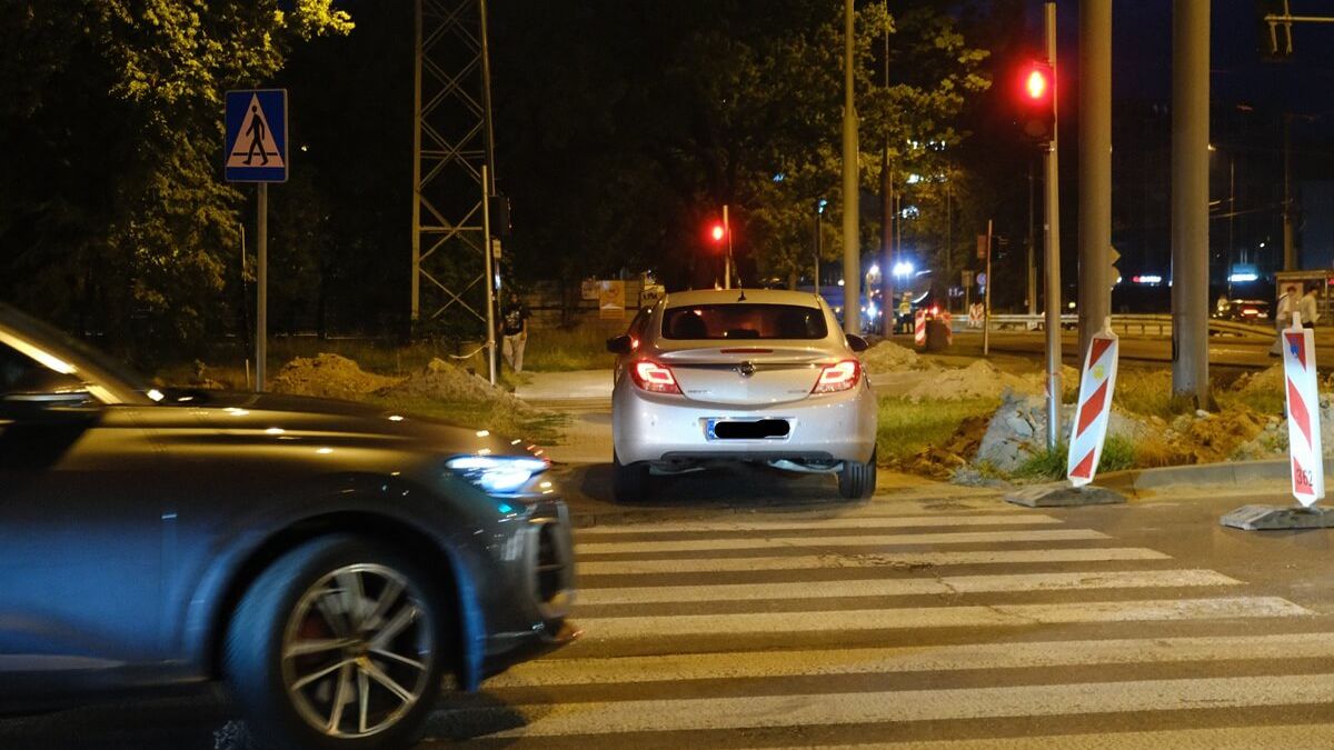 Kierowcy robiący zawrotke na ul. Głębokiej po chodniku