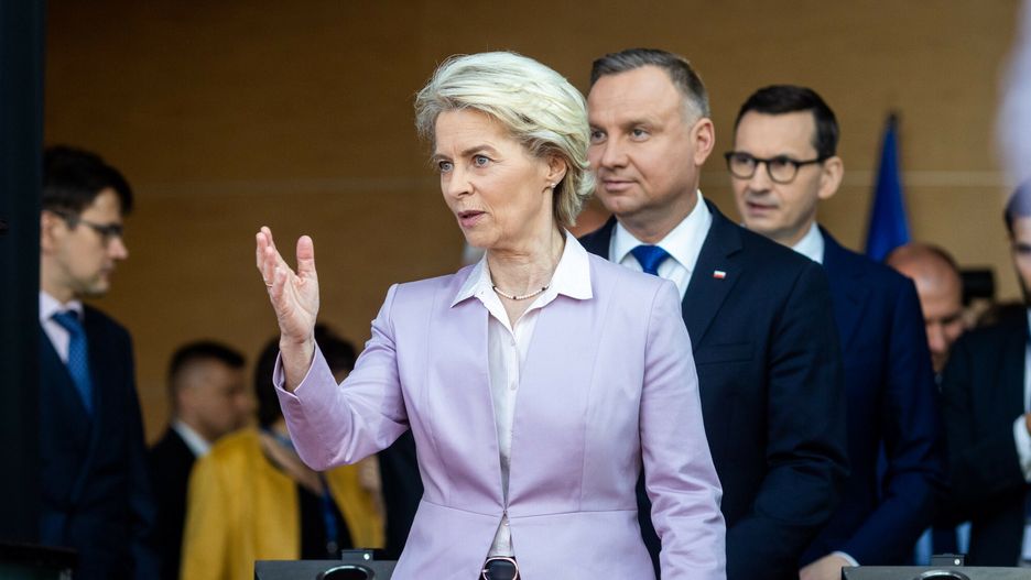 Ursula von der Leyen w Polsce
02.06.2022 Konstancin-Jeziorna Wizyta przewodniczacej Komisji Europejskiej Ursuli von der Leyen w Polsce
Fot. Andrzej Iwanczuk/REPORTER
n/z: Ursula von der Leyen, Andrzej Duda, Mateusz Morawiecki
Andrzej iwanczuk/REPORTER