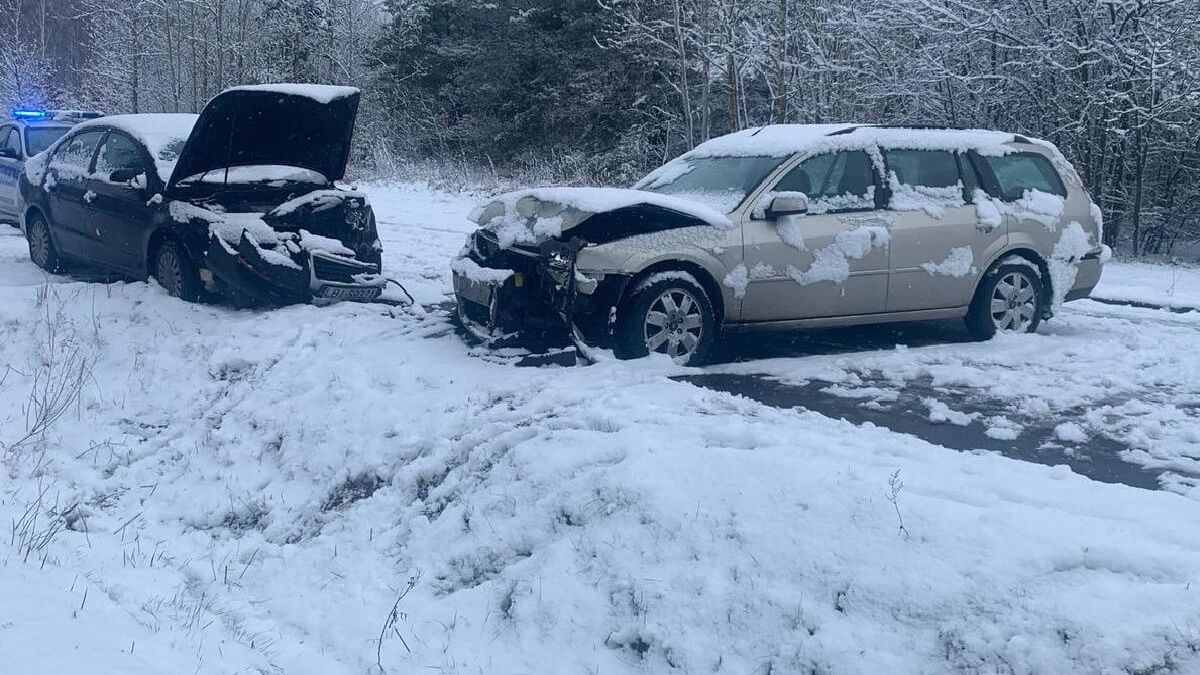 Śnieg na drogach powoduje wypadek