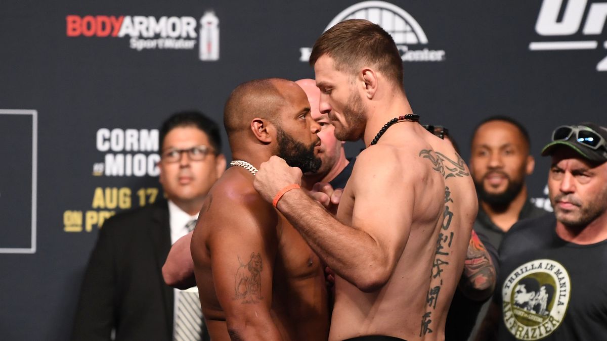 Getty Images / Na zdjęciu: Daniel Cormier (L) i Stipe Miocić (P)