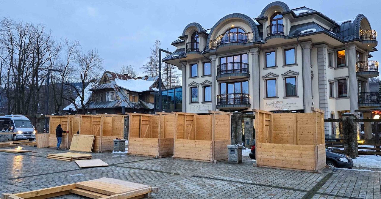 Małopolskie: Trwa budowa świątecznego miasteczka pod Tatrami