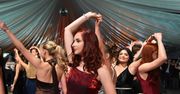 Zielona Góra: Studniówka V LO. Na 85 dni przed maturą bawi się równo 200 maturzystów. Uczniowie pokazali, jak się tańczy poloneza i walca