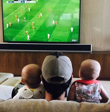 Enrique Iglesias ogląda mecz z dziećmi