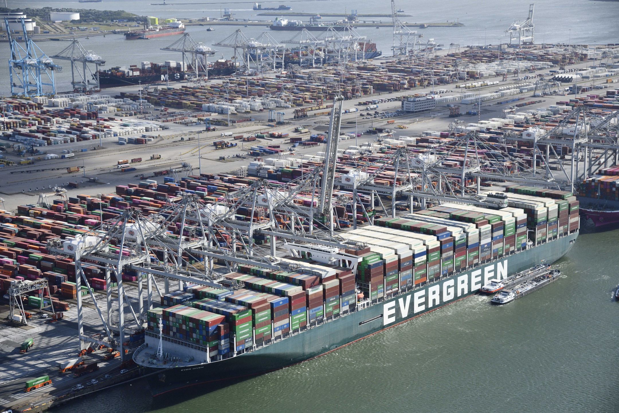 epa09376094 An aerial view taken with a drone shows the container ship Ever Given arrives at the ECT (Europe Container Terminals) Delta terminal in the port of Rotterdam, the Netherlands, 29 July 2021. The container ship that last March blocked the Suez Canal for almost a week, arrived in Rotterdam to unload and load containers.  EPA/BRAM VAN DE BIEZEN Dostawca: PAP/EPA.