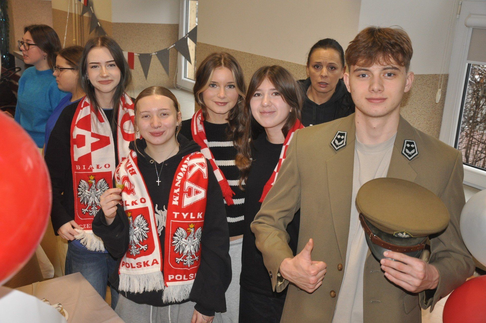 Dzień Kultury Europejskich w I Liceum Ogólnokształcącym im. Komisji Edukacji Narodowej w Końskich. Liczna grupa ucziów reprezentowała poskie stoisko