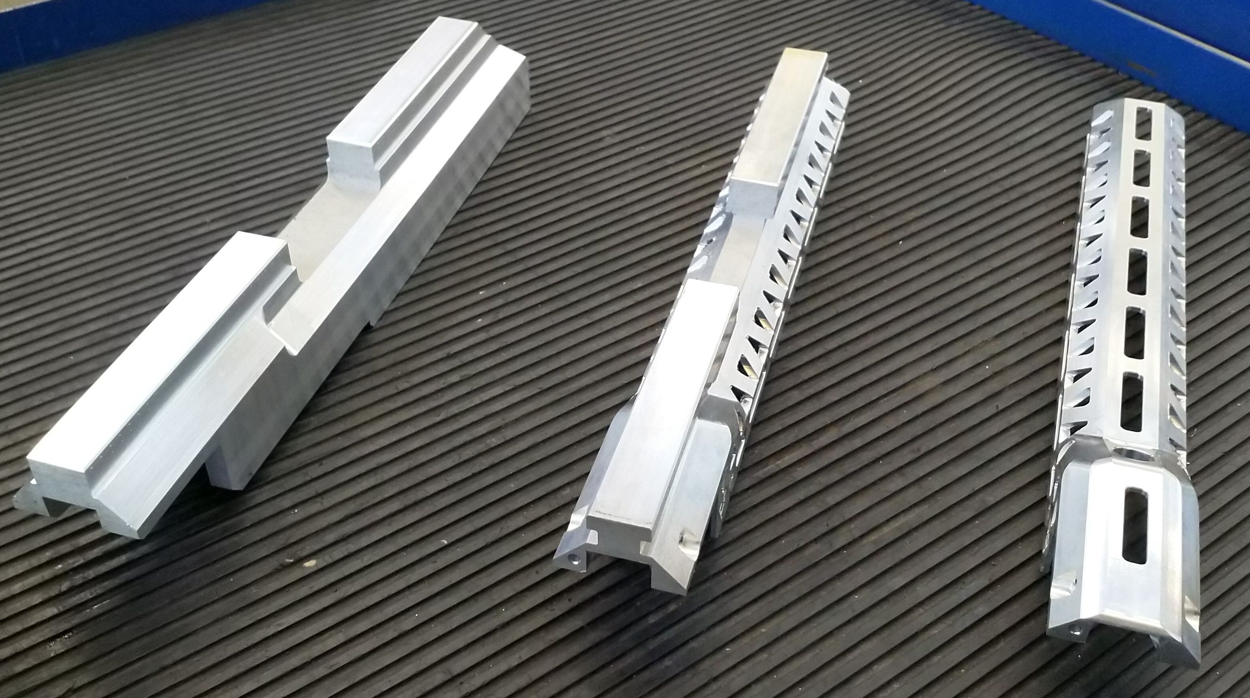 Łoże karabinu MWS-25/38 w różnym stadium produkcji.