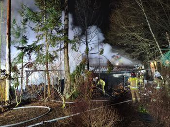 Rybienko Leśne: Pożar wiaty na drewno i budynku gospodarczego. Z ogniem walczyło 9 zastępów straży pożarnej