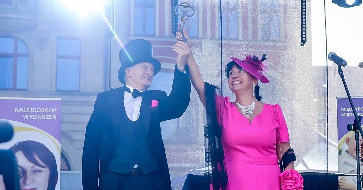Wrocław: Dni Seniora oficjalnie rozpoczęte. Para królewska odebrała symboliczne klucze do bram miasta