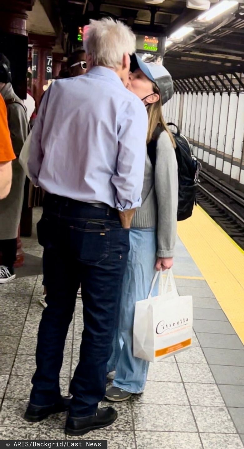 Harrison Ford i Calista Flockhart całują się w metrze