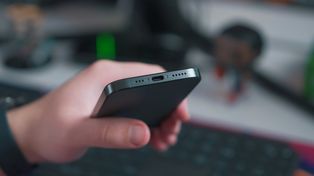 Tak należy ładować telefon, żeby nie zniszczyć baterii? Serwisanci wskazują zasady