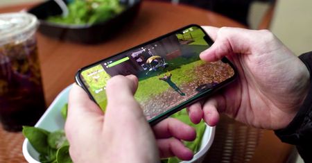Nie mogę się oderwać od mobilnego Fortnite. Ta gra zdaje się być stworzona z myślą o smartfonach