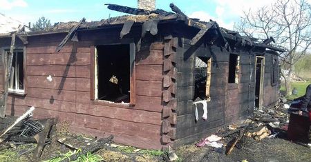 Milanów: Pożar drewnianego domu. Matka z synem stracili dach nad głową. Potrzebna pomoc