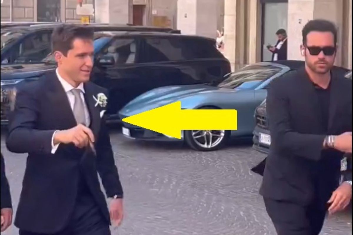 Federico Chiesa handed out autographs on his way to the wedding