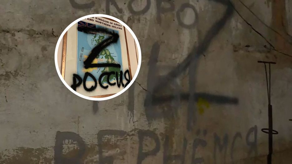 Rosjanie oznaczają budynki, które wcześniej zajęli w Ukrainie