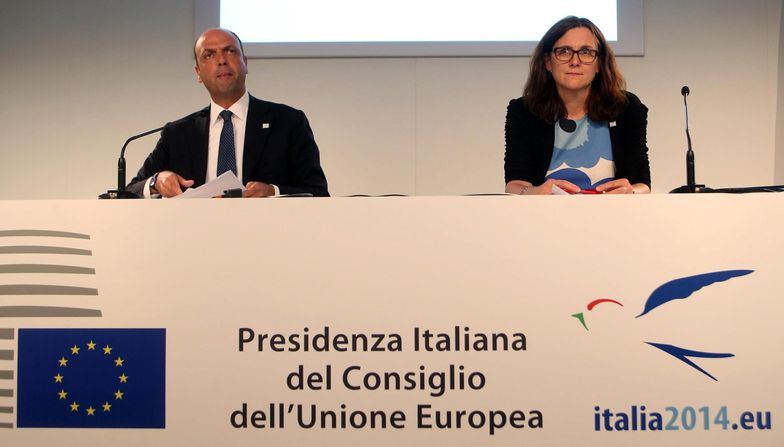 Szef włoskiego MSW (po prawej) chce zmian,</br>unijna komisarz (po prawej) go stopuje