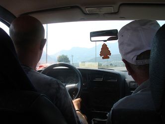 Młodzi kierowcy nie powinni słuchać takiej muzyki podczas jazdy