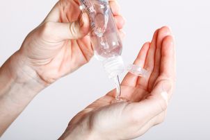 Kosmetyki antybakteryjne – kiedy i jak je stosować?